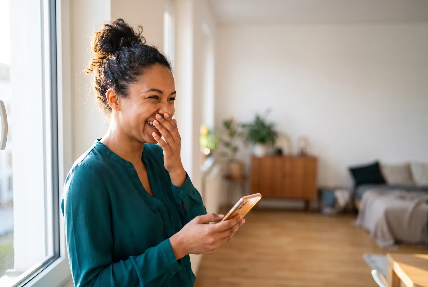 Eine Person freut sich über eine Nachricht auf dem Smartphone